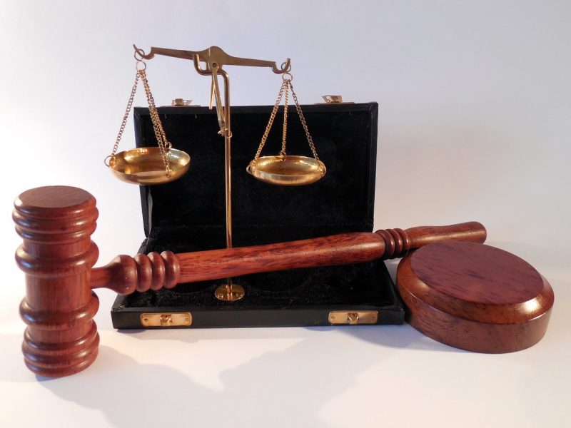 Marteau de juge en bois, balance dorée de la justice, symbole de droit et équité
