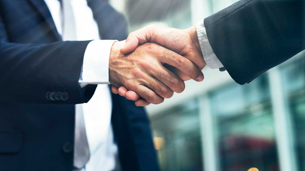 Une poignée de main commerciale scelle un partenariat