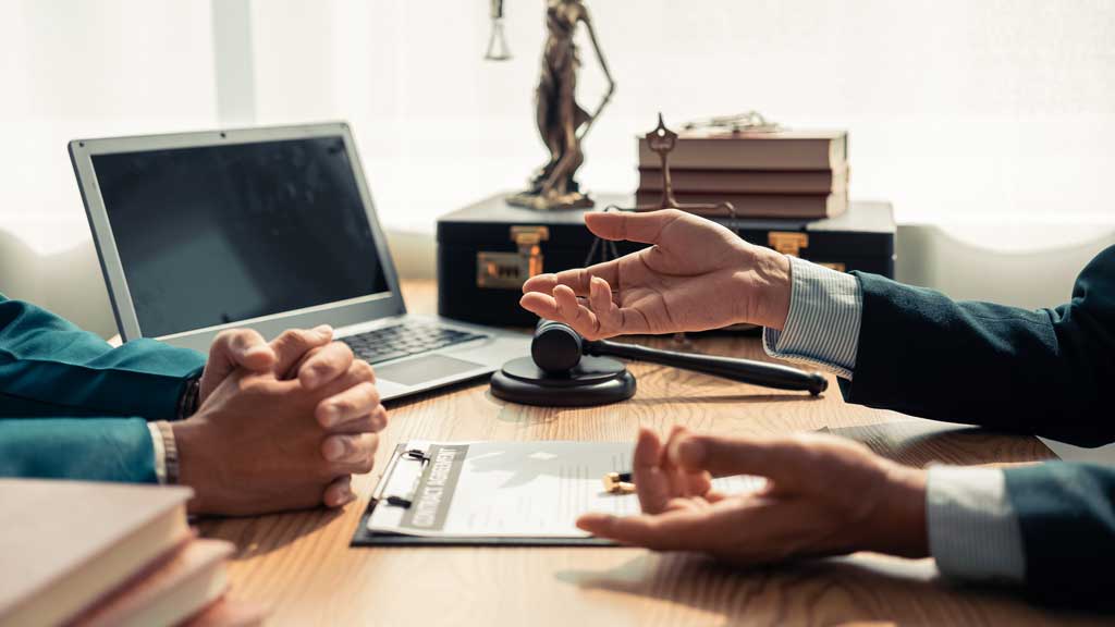 Des papiers et un ordinateur portable au bureau, concept de service juridique, gros plan